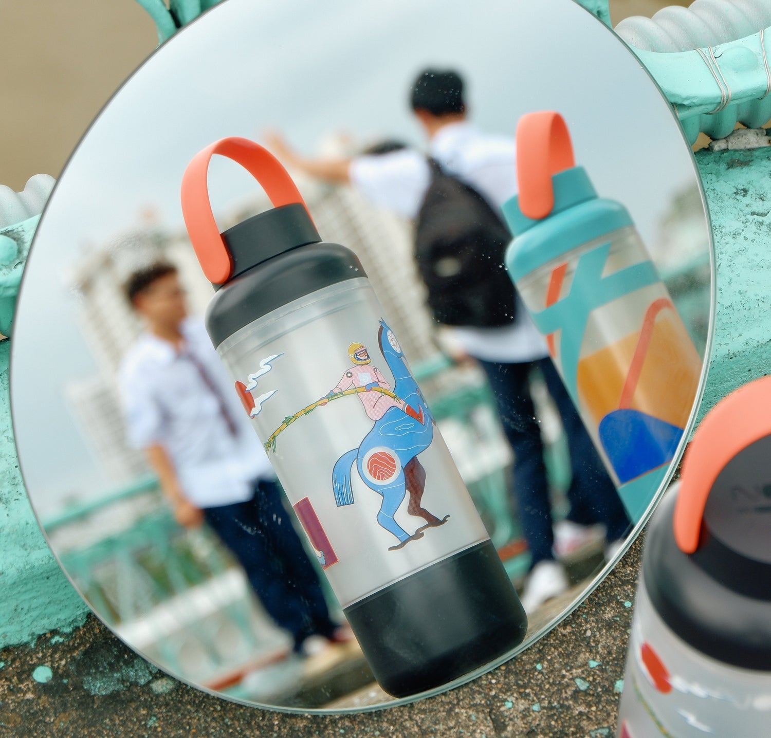 Bình nước ưu đãi khi mua cà phê: xu hướng tiết kiệm thông minh và trải nghiệm mới mẻ